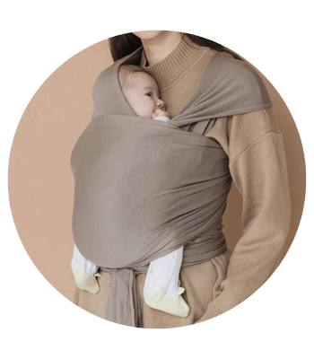 fular elastico ergonomico love and carry con detalle de la postura en M del bebé